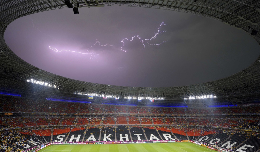 Молния над Донбасс ареной в Донецке