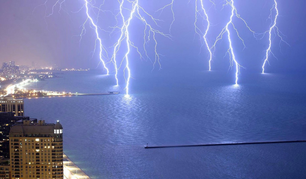 Молнии бьют в озеро Мичиган, возле Чикаго