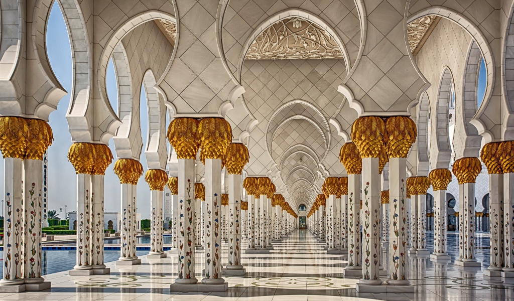 Роскошная мраморная колоннада в Арабских Эмиратах