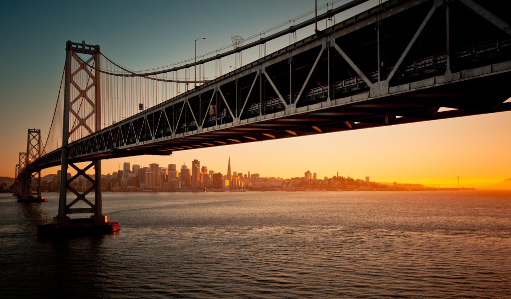 Многоарочный мост на фоне города