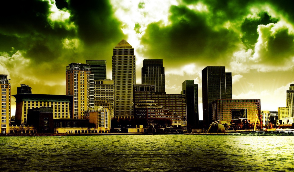 Мегаполис под зелеными облаками