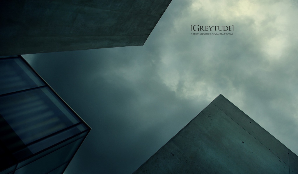 Современная архитектура на фоне хмурого неба