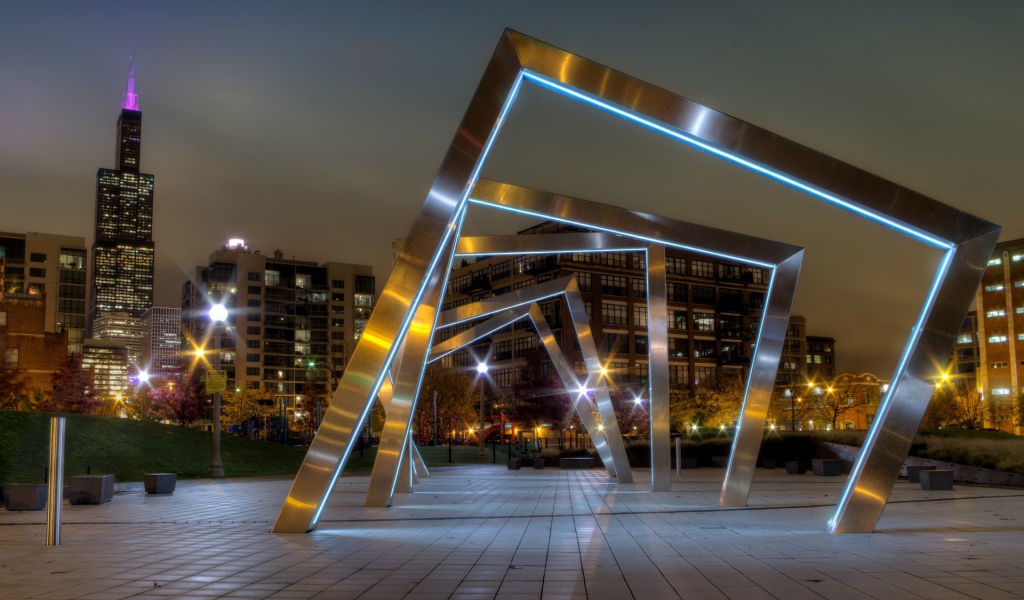 Современные скульптуры на площади в городе