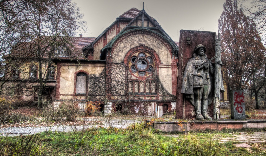 Памятник у заброшенной больницы, фото HDR
