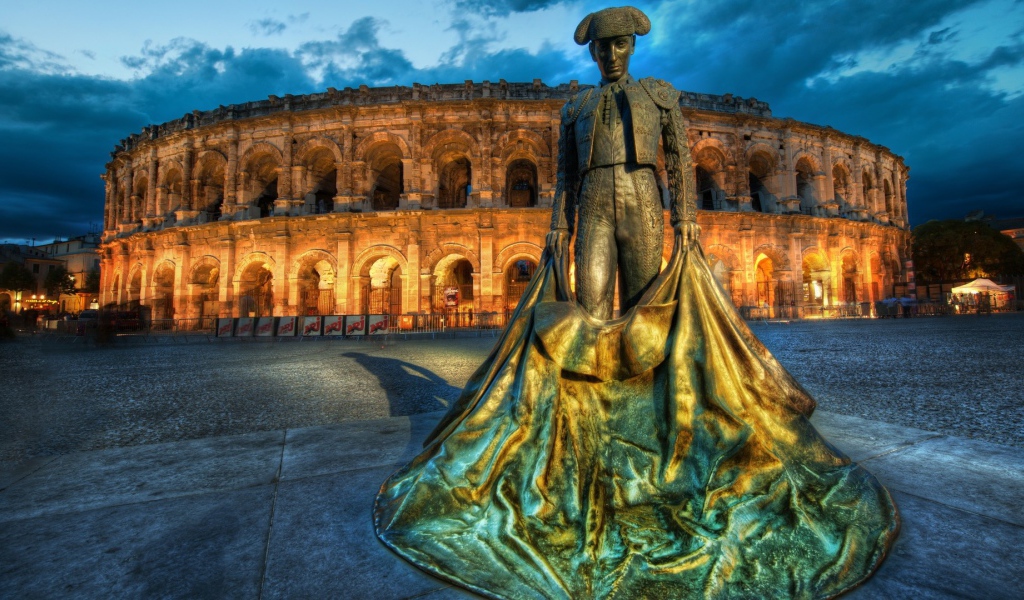 Памятник тореадору перед Колизеем