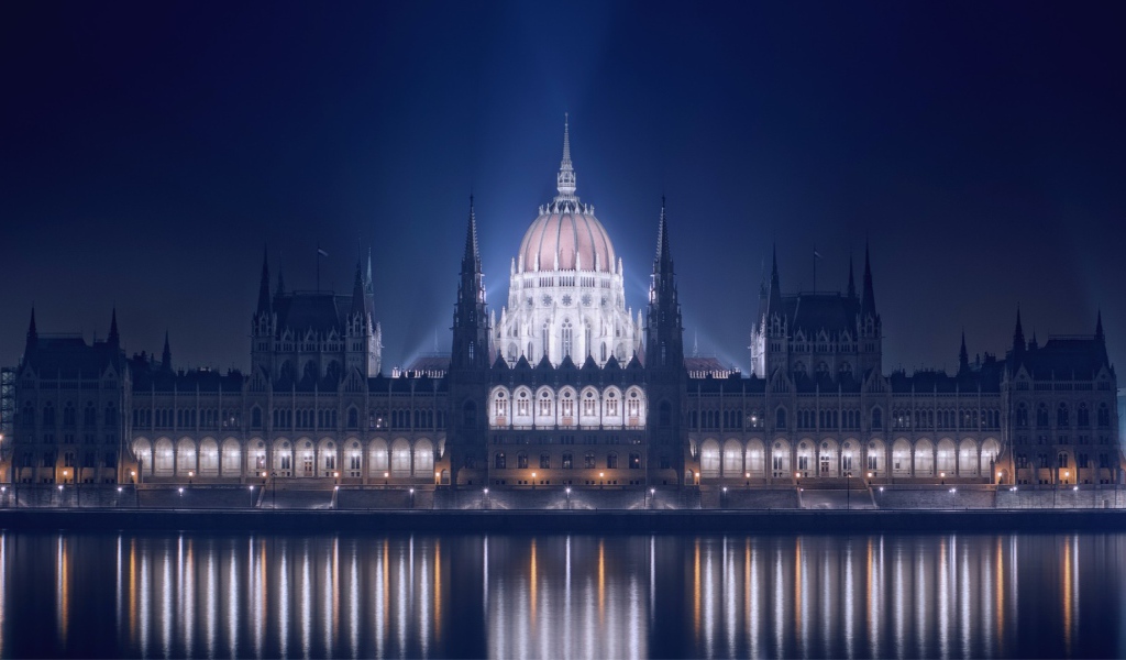 Ночная подсветка здания в Будапеште, Венгрия