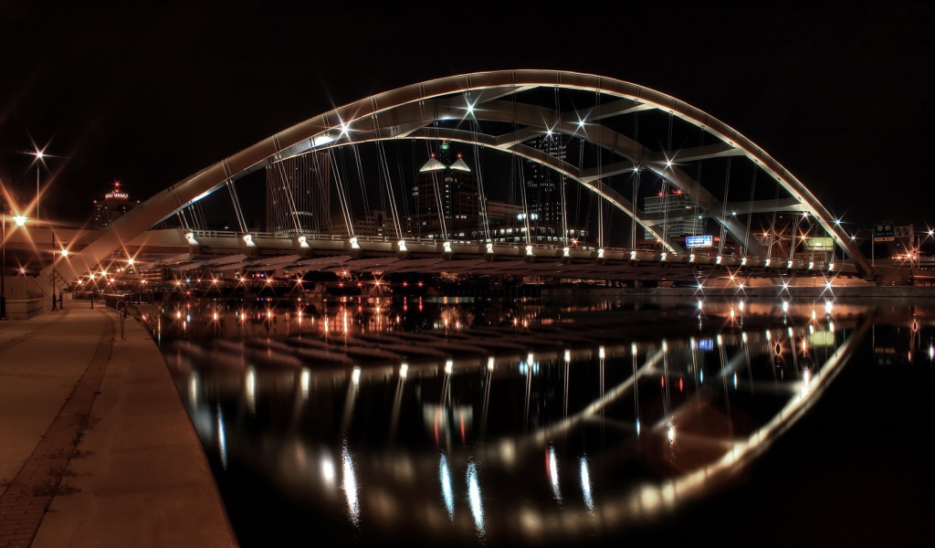 Ночные огни на пешеходном мосту