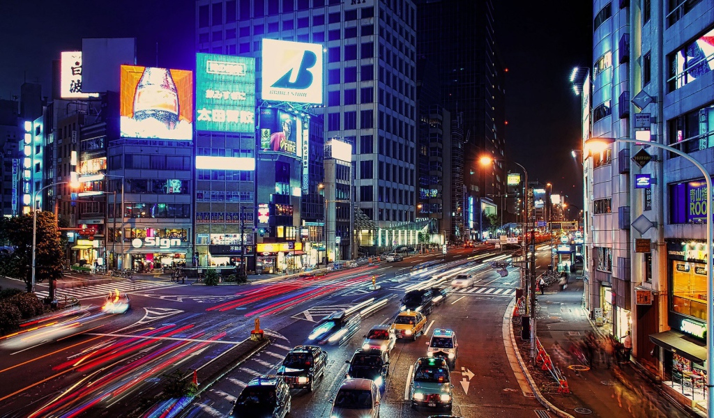 Ночное движение в японском городе