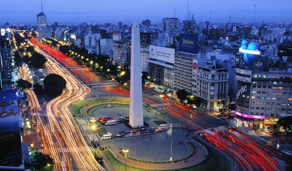 Обелиск на площади в Буэнос-Айресе