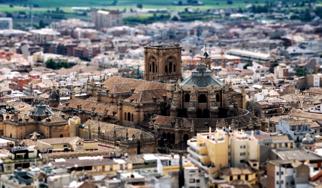 Старый храм посреди города