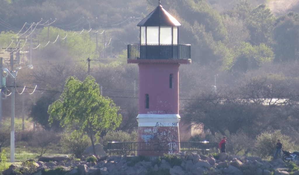 Старый маяк на берегу моря