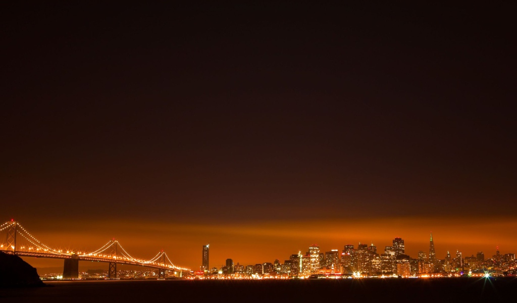 Оранжевое сияние над городом