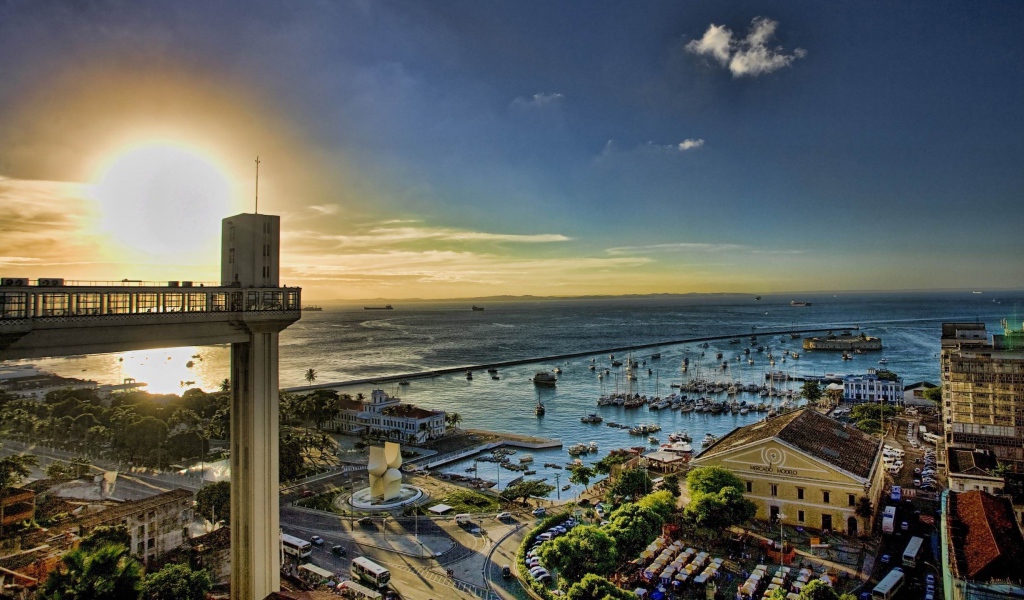 Панорама порта в городе в Италии