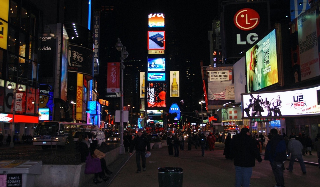 Пешеходная улица в центре большого города