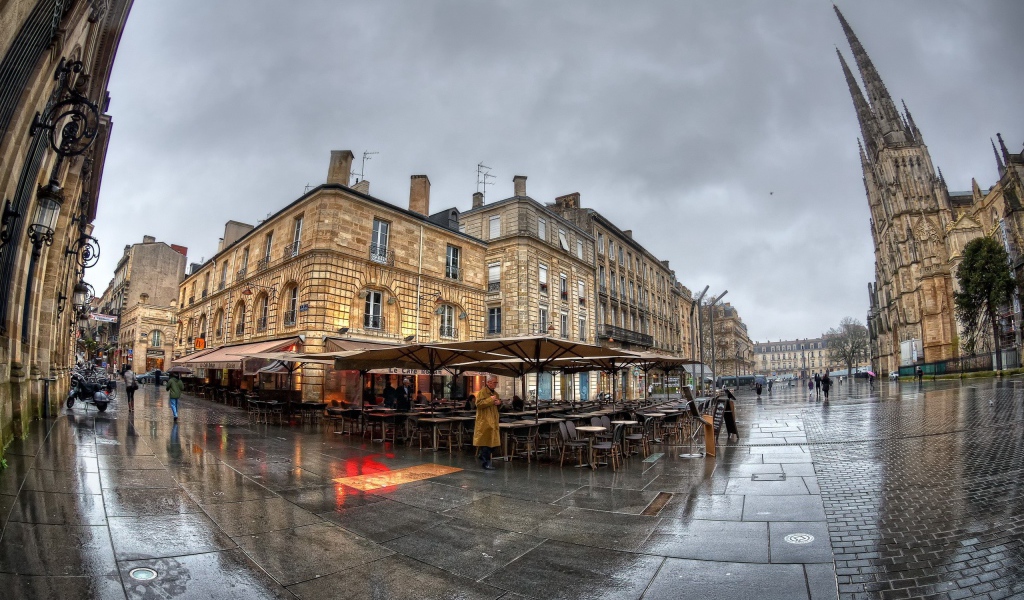 Фото городской площади через линзу рыбий глаз