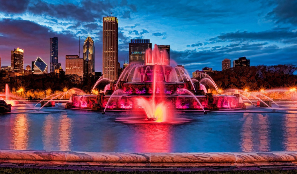 Розовая подсветка фонтана в городе