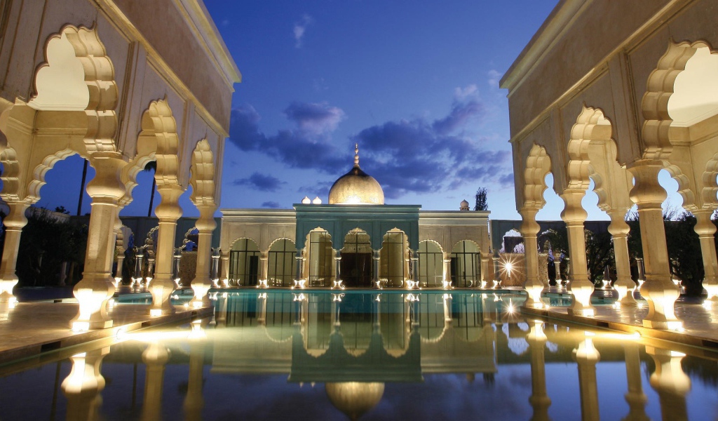 Пруд во внутреннем дворе восточного дворца