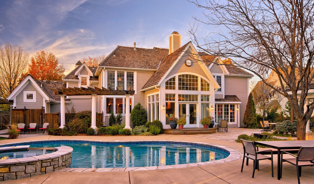 Бассейн у дома в спальном районе