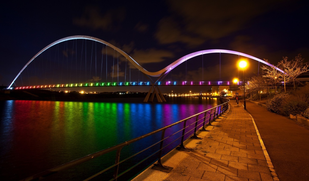 Радужная ночная подсветка моста