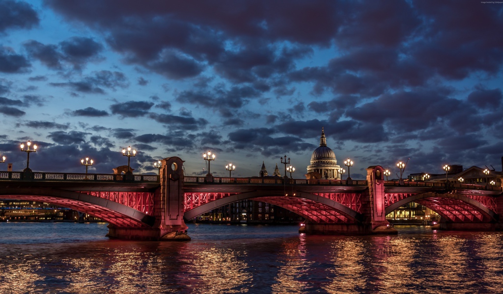 Красная подсветка моста в Лондоне