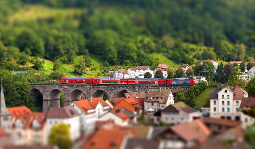 Красный поезд на мосту