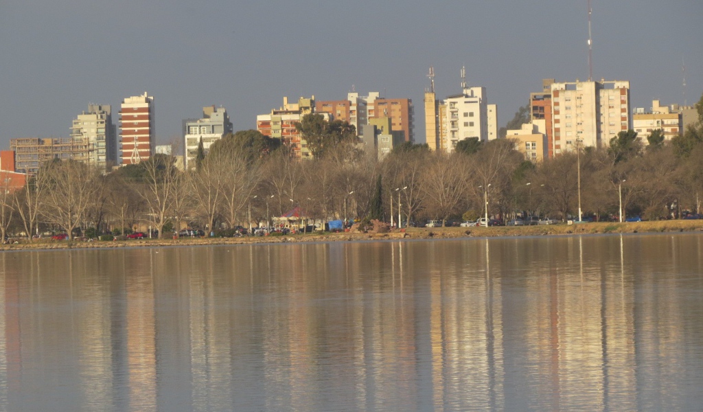 Жилые здания на берегу городского пруда