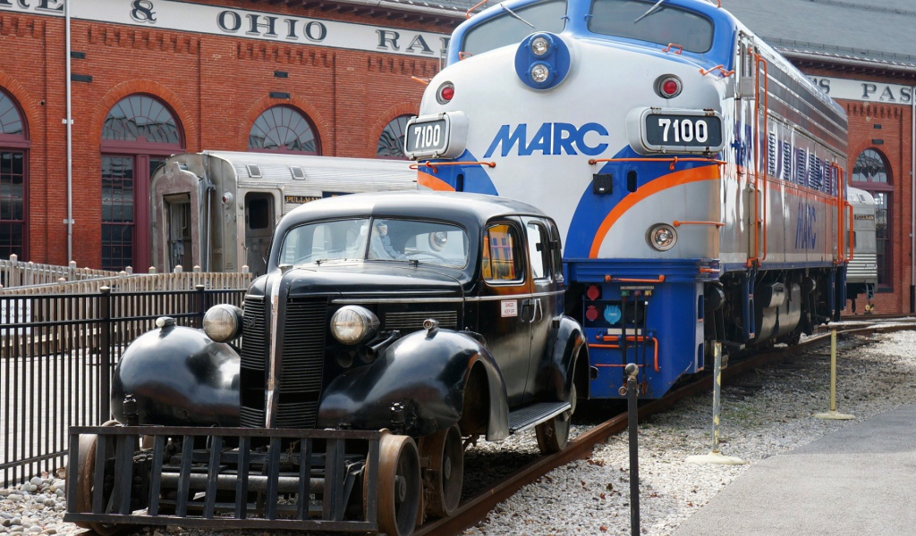 Ретро автомобиль и локомотив на рельсах