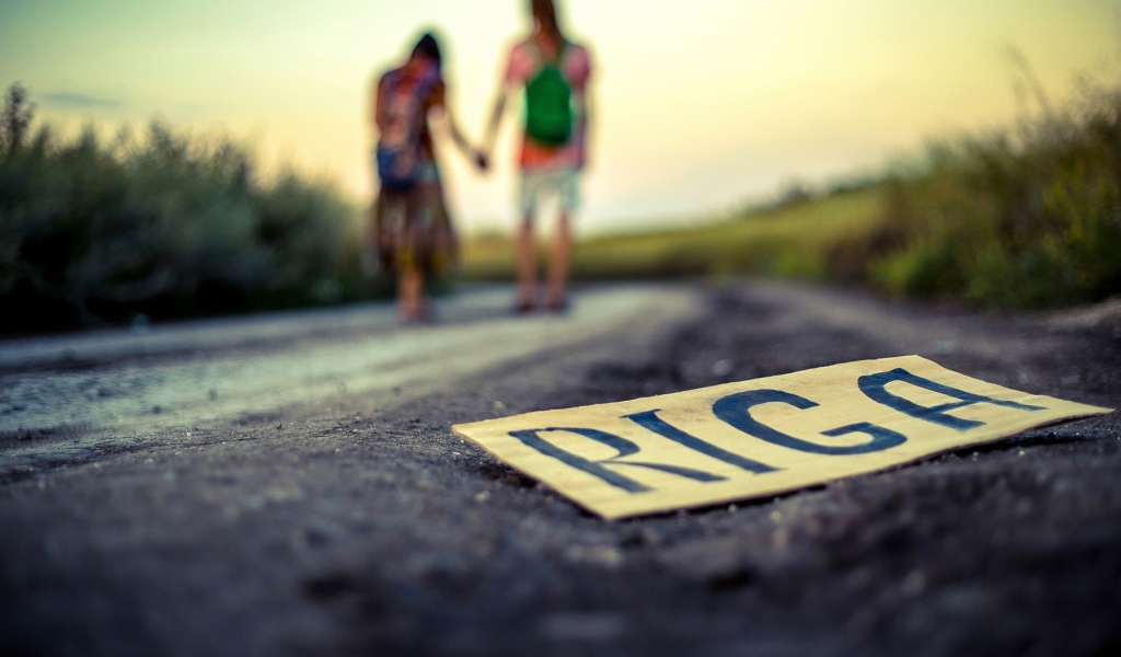 Знак Рига на обочине дороги