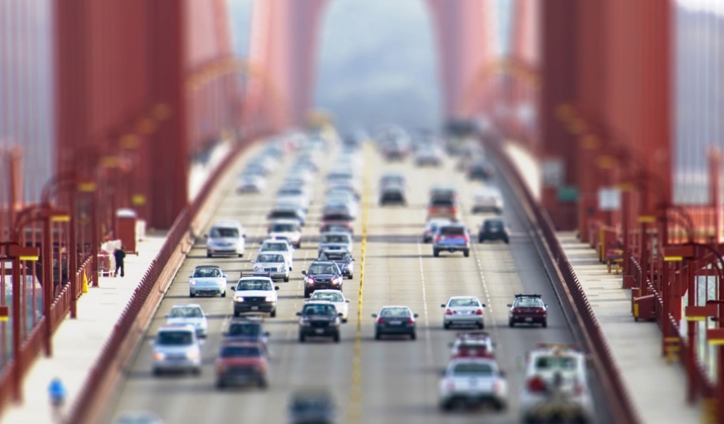 Автомобильное движение на мосту в Сан-Франциско