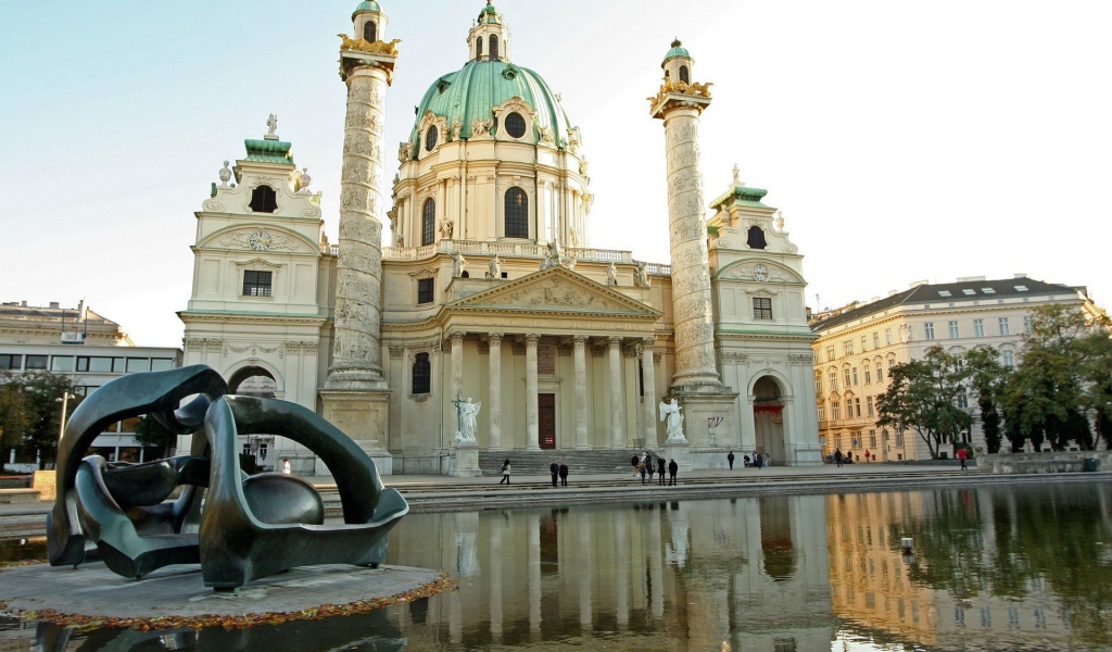 Скульптура в пруду напротив собора