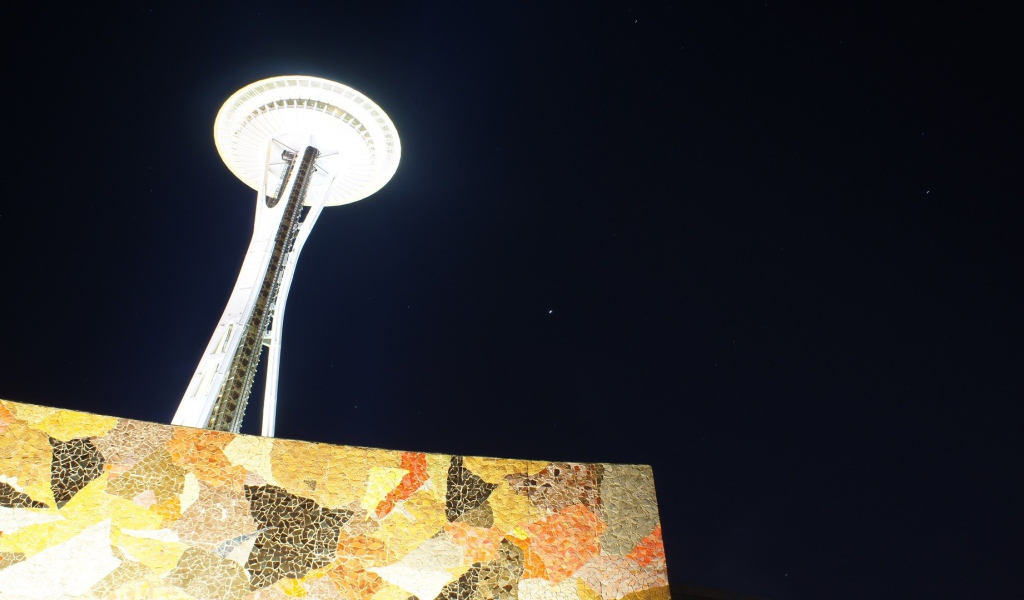 Сияющая телебашня в Сиэтле