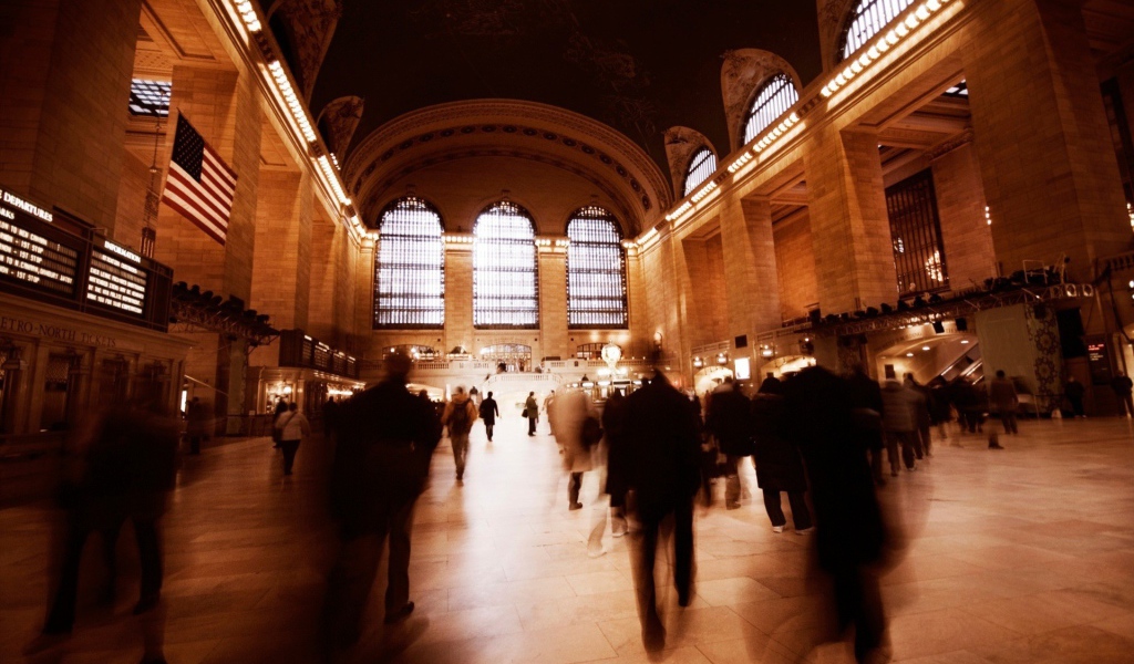 Силуэты прохожих на вокзале в Нью-Йорке