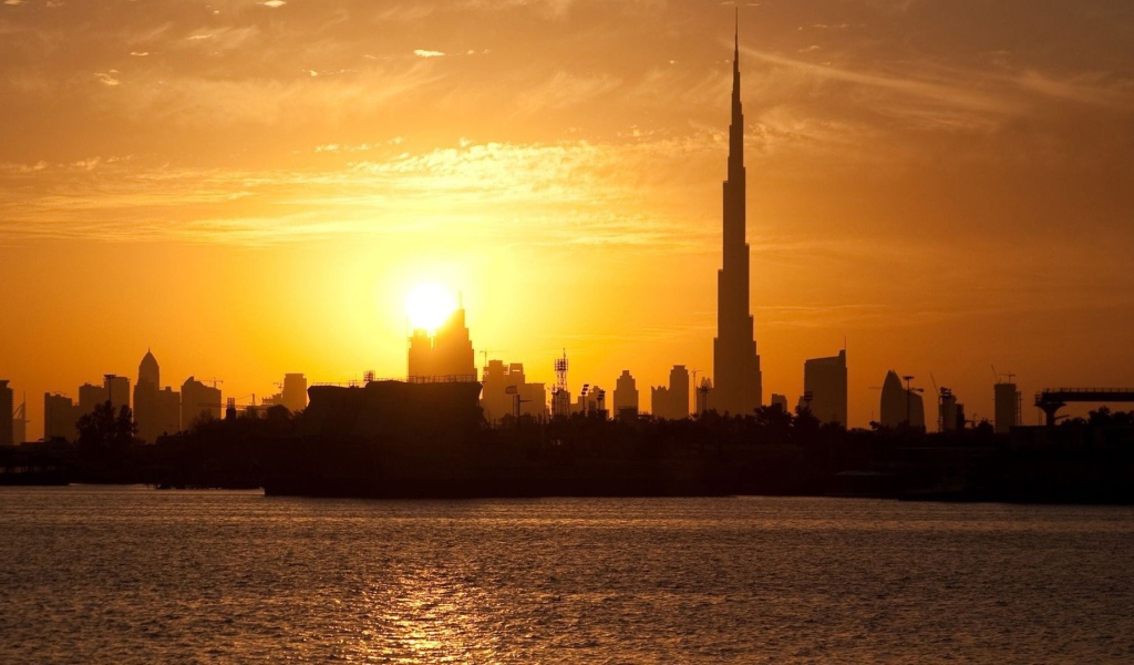 Силуэты зданий Дубаи на фоне заката