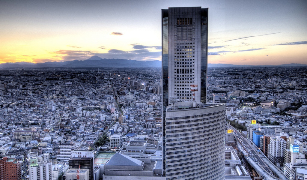 Небоскреб на фоне пригорода, фото HDR