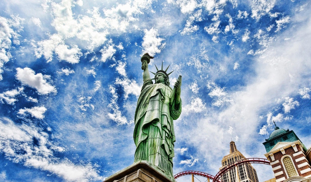 Статуя Свободы на фоне неба, фото HDR