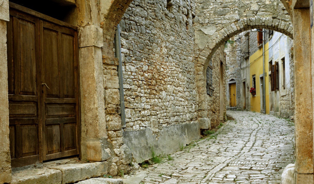 Каменная улица, старый город