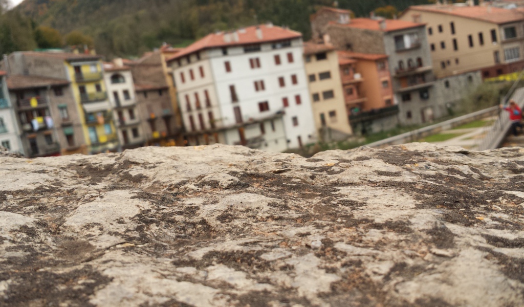 Камень на фоне городских домов, Барселона