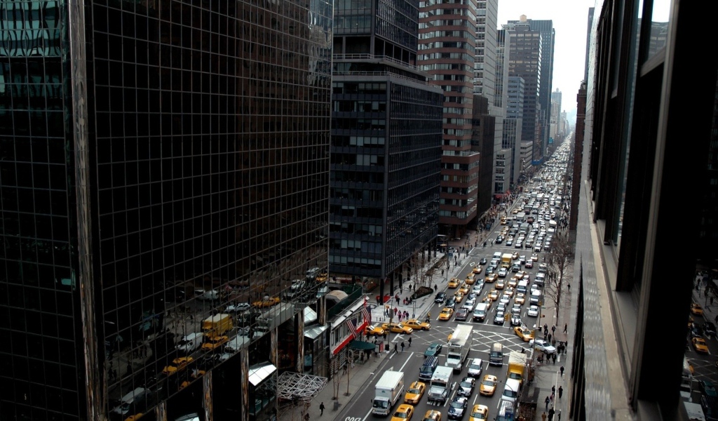 Улица между небоскребами в Нью-Йорке