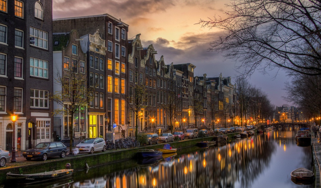 Улица на берегу канала в Амстердаме
