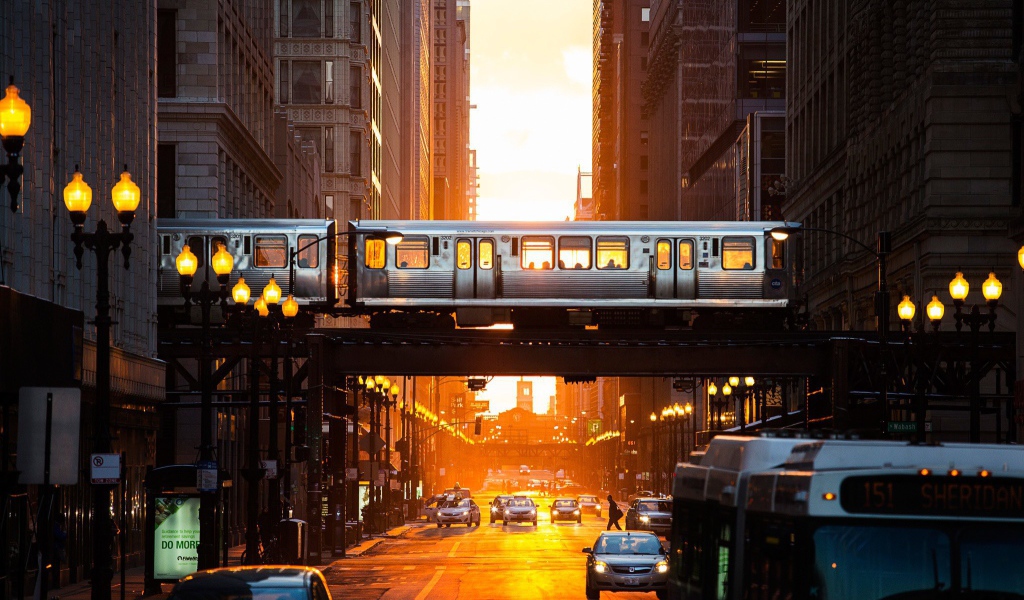 Поезд метро пересекает улицу в Чикаго