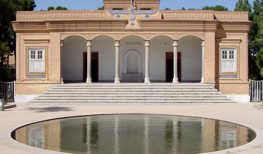 Бассейн во дворе, Иран