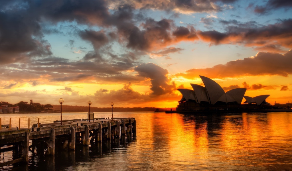 Сиднейская опера на фоне оранжевого заката