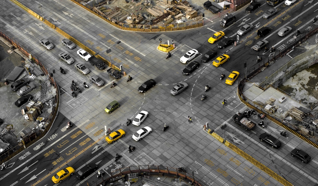 Такси на перекрестке в городе, Япония