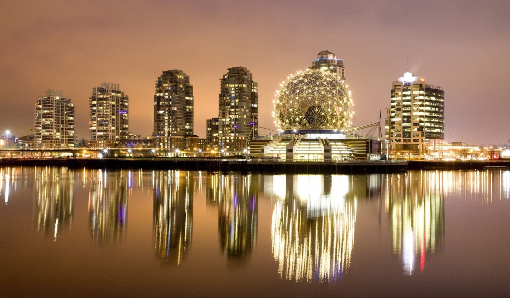 Здание в форме шара отражается в воде