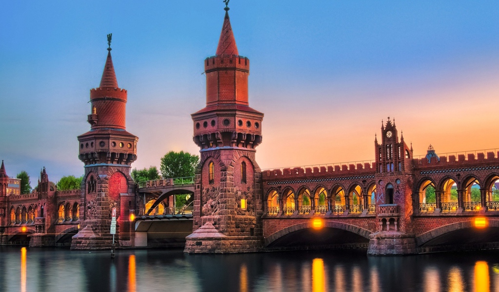 Замок из сказки в парке развлечений