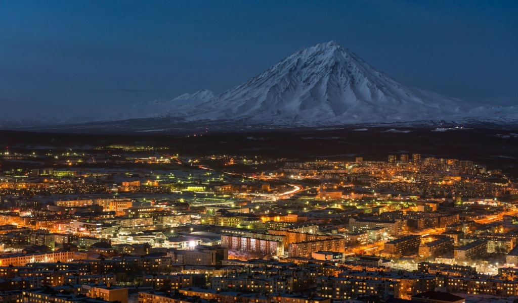 Город у подножия горы Петропавловск-Камчатский