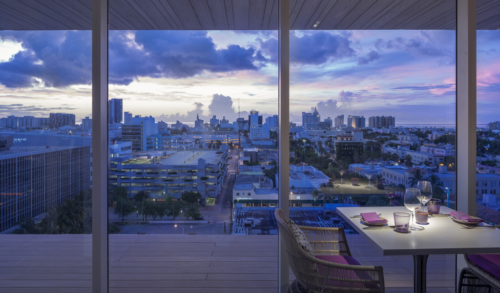 Город Майями из окна квартиры