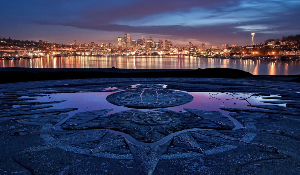 Фигура на набережной Сиэтла