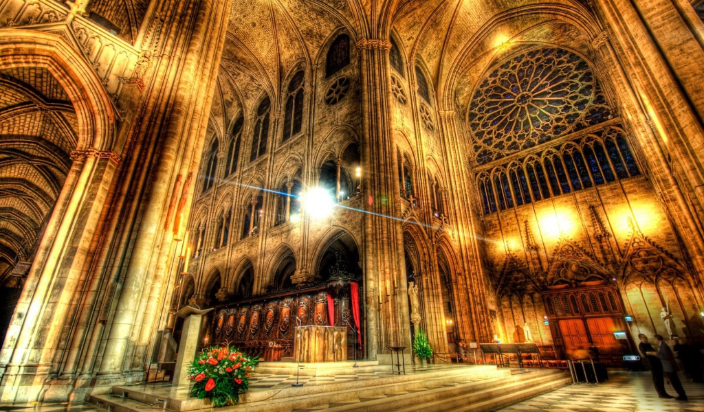 Интерьер католического храма, фото HDR