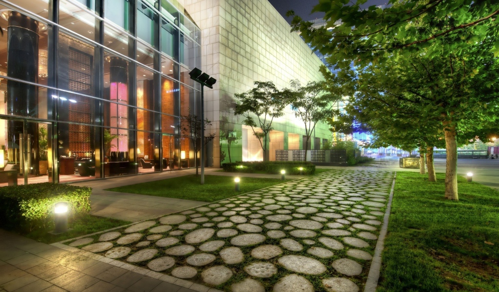 Мощеная дорожка перед музеем, фото HDR